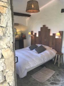 Postel nebo postele na pokoji v ubytování Les chambres du Restaurant le Castellaras - Teritoria
