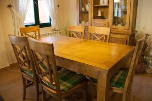 a wooden table and chairs in a dining room at Hostal El Recanto in Vega de Valcarce