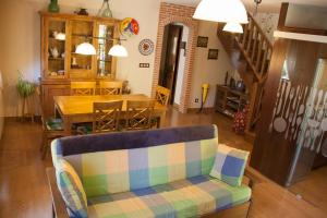 sala de estar con sofá y mesa en Hostal El Recanto, en Vega de Valcarce