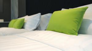 Postel nebo postele na pokoji v ubytování Hotel Ease Tsuen Wan