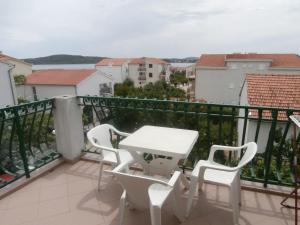 Biały stół i krzesła na balkonie z widokiem w obiekcie Apartments Nada w mieście Vodice