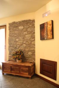 A seating area at Lo Teisson