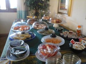 uma mesa com muitos pratos de comida em Affittacamere Valverde di Pittalis Francesco em Alghero