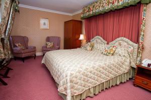 Tempat tidur dalam kamar di Culloden House Hotel