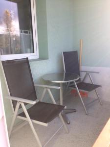 2 Stühle und ein Tisch in einem Zimmer in der Unterkunft Ferienwohnungen Kolsdorf B in Braunlage