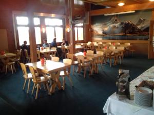 Un restaurante u otro lugar para comer en Berggasthaus First - Only Accessible by Cable Car