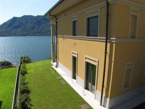 a building with a view of a body of water at Appartamento Cicci Bello in Ghiffa