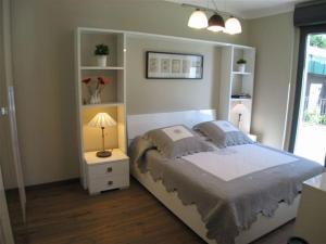 ein Schlafzimmer mit einem Bett und einer Lampe auf einem Nachttisch in der Unterkunft Appartamento Cicci Bello in Ghiffa