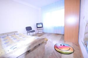 sypialnia z łóżkiem i telewizorem w obiekcie Guest house Otradny for 3 rooms w Kijowie