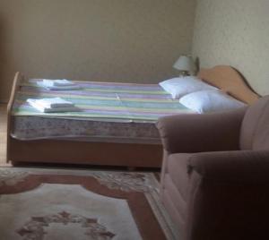 1 dormitorio con 1 cama y 1 sofá en una habitación en Jomas 24, en Jūrmala