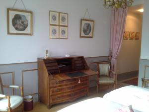 Cette chambre comprend un bureau en bois et 2 chaises. dans l'établissement La Thebaide, à Saint-Trivier-de-Courtes
