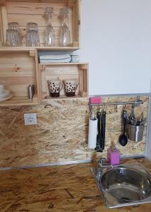 Kuchyň nebo kuchyňský kout v ubytování Apartman Lena