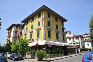モンテカティーニ・テルメにあるHotel Savonaの通路脇の黄色い建物