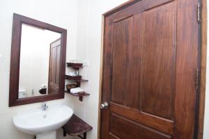 Koupelna v ubytování Luang Prabang Legend Hotel