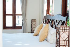 Postel nebo postele na pokoji v ubytování Luang Prabang Legend Hotel