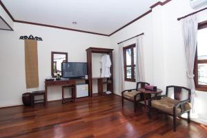 TV a/nebo společenská místnost v ubytování Luang Prabang Legend Hotel