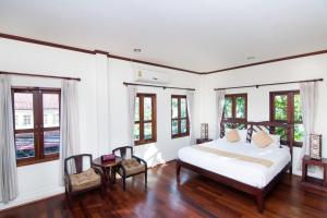 Postel nebo postele na pokoji v ubytování Luang Prabang Legend Hotel