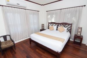 Postel nebo postele na pokoji v ubytování Luang Prabang Legend Hotel
