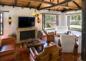 a living room with a fireplace and a tv at San Mateo Hotel Campestre in Nobsa