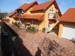 an overhead view of a house with a brick driveway at Gál Apartmanház in Harkány