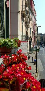 ナポリにあるア カーザ ディ マンマの市の通りに咲く赤い花束