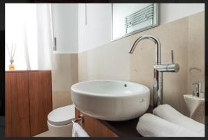 ミラノにあるGaribaldi 66 Breraのバスルーム(洗面台、トイレ付)