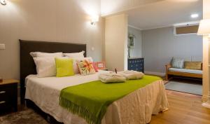 フンシャルにあるQuinta do Bom Sucessoのベッドルーム1室(大型ベッド1台、緑の毛布付)