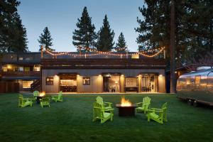 een huis met een tuin met stoelen en een vuurplaats bij Basecamp Tahoe South in South Lake Tahoe