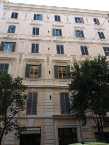 ローマにあるSylvia Stylish Vatican Apartmentの多くの窓がある白い大きな建物