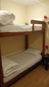 Uma ou mais camas em beliche num quarto em Residencial Condado