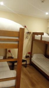 Uma ou mais camas em beliche num quarto em Residencial Condado