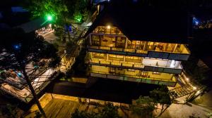 a building at night with its lights on at Griffin Phillips in Campos do Jordão