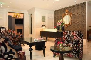 uma sala de estar com um piano, cadeiras e uma mesa em The Fairview Boutique Hotel em Killarney