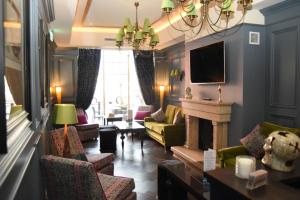TV a/nebo společenská místnost v ubytování The Fairview Boutique Hotel