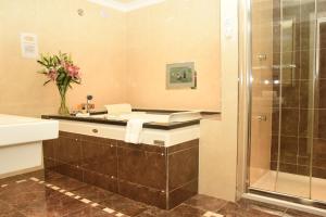un bagno con lavandino e doccia di The Fairview Boutique Hotel a Killarney Altre 37 foto