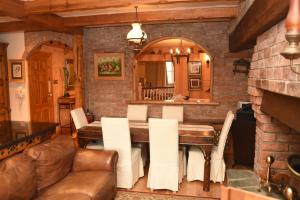 Copper Kettle B&B في كيلارني: غرفة معيشة مع طاولة خشبية وجدار من الطوب