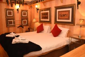 Un dormitorio con dos camas y cuadros en la pared. en Copper Kettle B&B, en Killarney