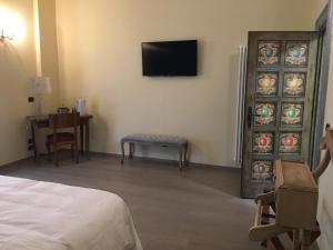 ボローニャにあるVisione Strada Maggiore 62のベッドルーム1室(ベッド1台、壁掛けテレビ付)