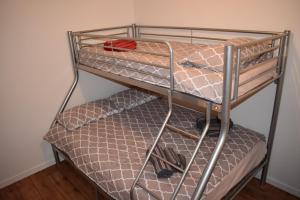 a metal bunk bed with two levels with tools at Duplex à 1 kilomètre de Disneyland Paris in Montévrain