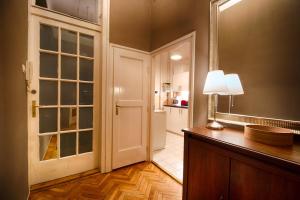 een kamer met een tafel met een lamp en een keuken bij Logement Sous le Château in Boedapest +20 foto's