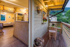 una cucina e una zona pranzo di una casetta di House Gabrijel with four seasons outdoor kitchen a Bled
