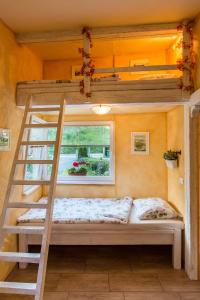 House Gabrijel with four seasons outdoor kitchen في بليد: سرير بطابقين في منزل صغير مع نافذة