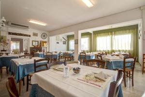 Reštaurácia alebo iné gastronomické zariadenie v ubytovaní Hotel Amedea