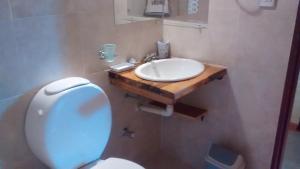 y baño con lavabo blanco y aseo. en Alpamayo en Nono