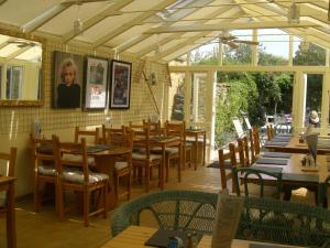 um restaurante com mesas e cadeiras de madeira numa sala em Montacute Country Tearoooms B&B em Montacute