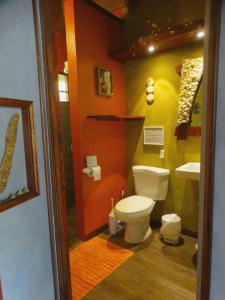 een badkamer met een toilet en een wastafel bij Dos Casitas in Ojochal