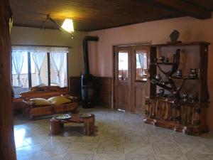 a living room filled with furniture and a fire place at Kalenshen in El Chalten