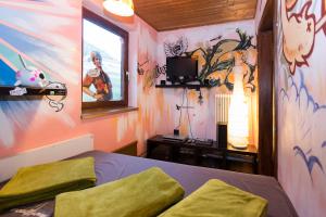 TV a/nebo společenská místnost v ubytování Ridehouse