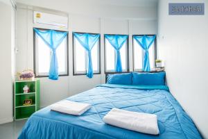 Una cama o camas en una habitación de Zee Thai Hostel