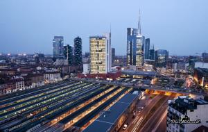 uitzicht op een stad met vele treinsporen bij B&B Zara in Milaan